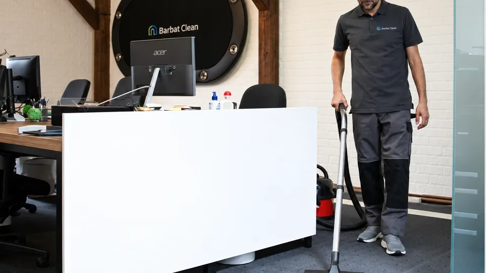 Barbat-Clean-Mitarbeiter bei der Büroreinigung