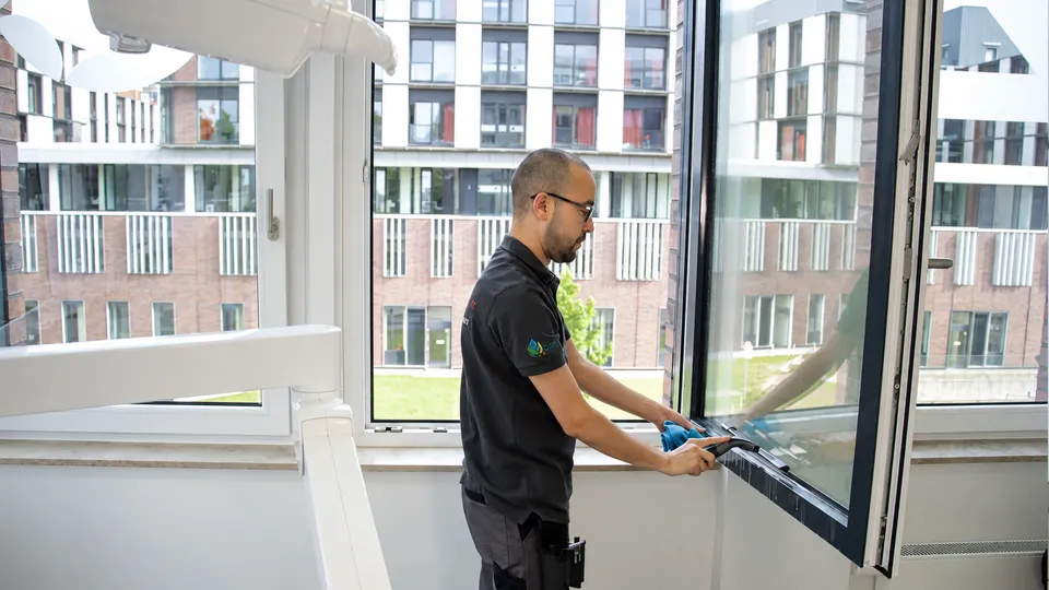 Barbat-Clean-Mitarbeiter bei der Glasreinigung
