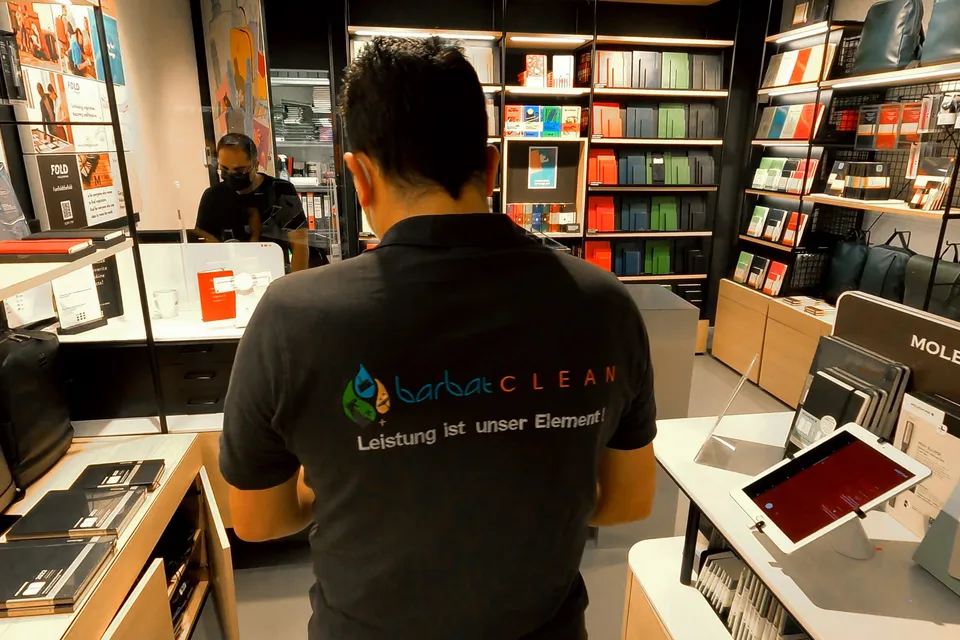 Barbat-Clean-Mitarbeiter reinigt den Verkaufsbereich eines Ladengeschäfts
