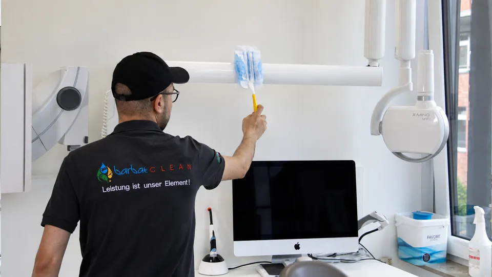 Barbat-Clean-Mitarbeiter bei der Reinigung einer Zahnarztpraxis