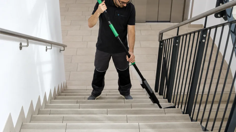 Barbat-Clean-Mitarbeiter bei der Treppenreinigung