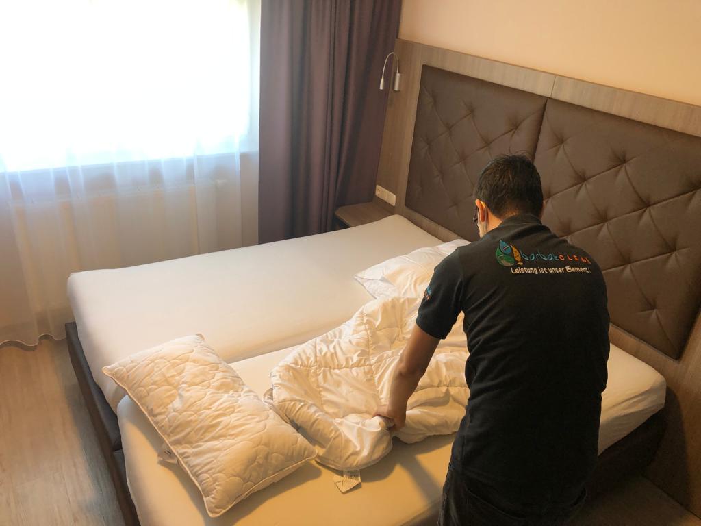 Neue saubere Bettwäsche für Ihr Hotel